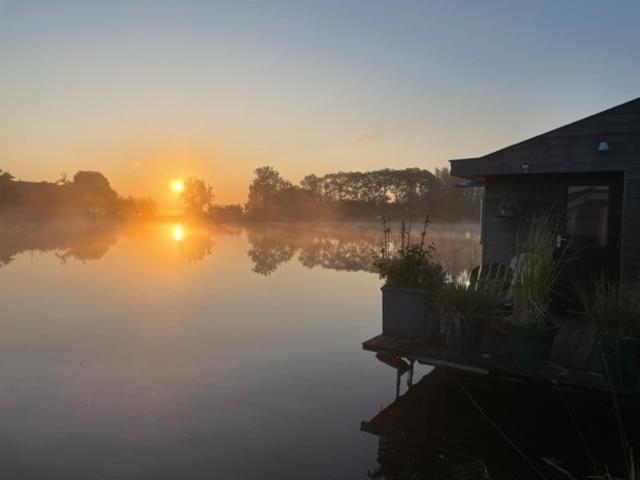Aangenaam Op De Rijn, Woonboot, Inclusief Prive Sauna Алфен-ан-ден-Рейн Экстерьер фото