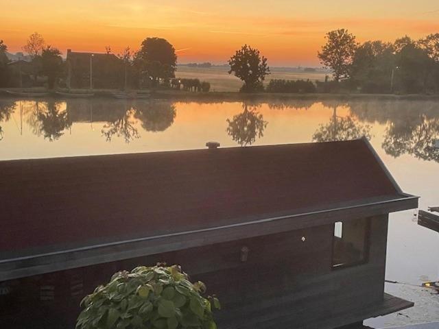 Aangenaam Op De Rijn, Woonboot, Inclusief Prive Sauna Алфен-ан-ден-Рейн Экстерьер фото