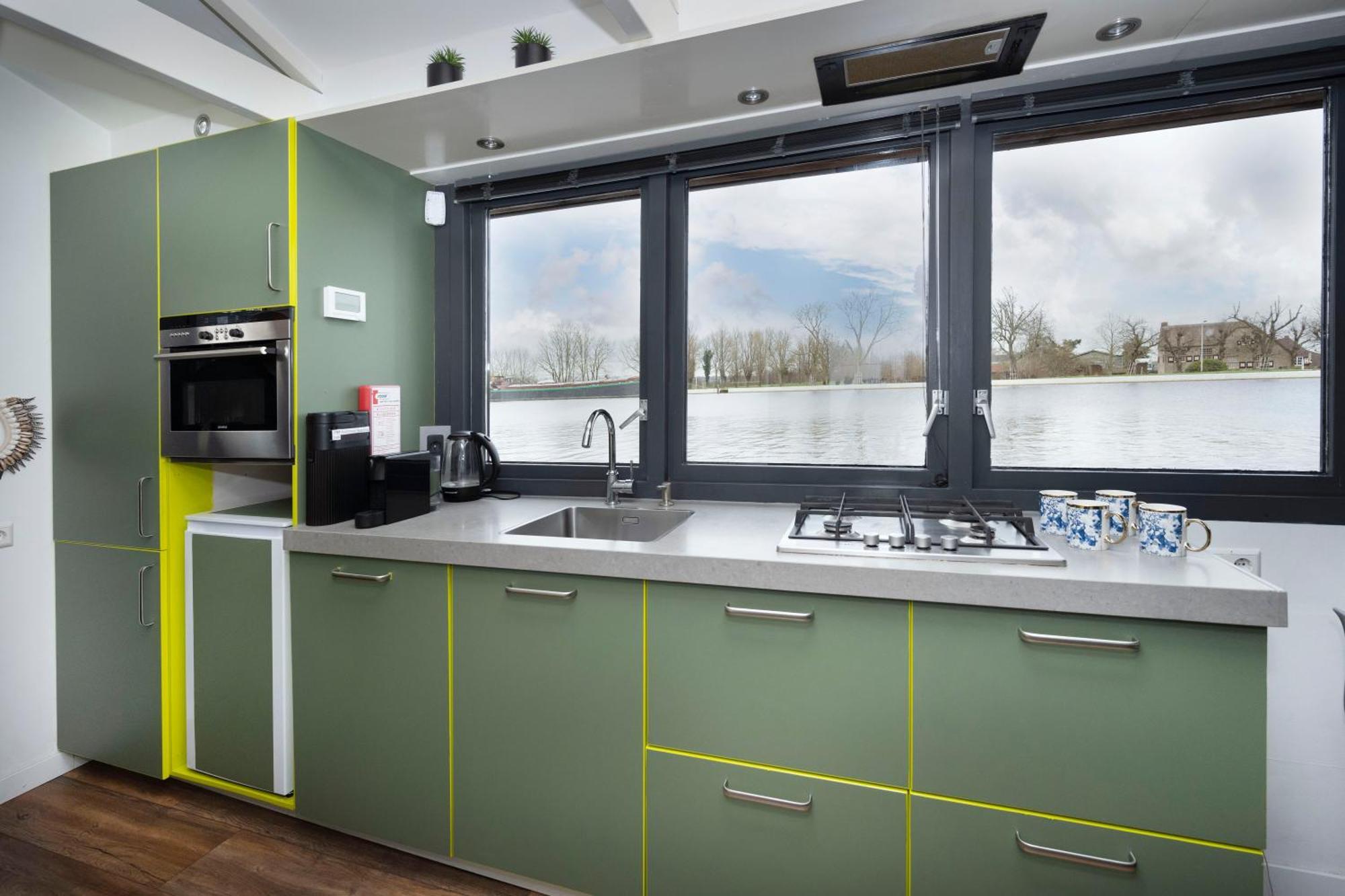 Aangenaam Op De Rijn, Woonboot, Inclusief Prive Sauna Алфен-ан-ден-Рейн Экстерьер фото