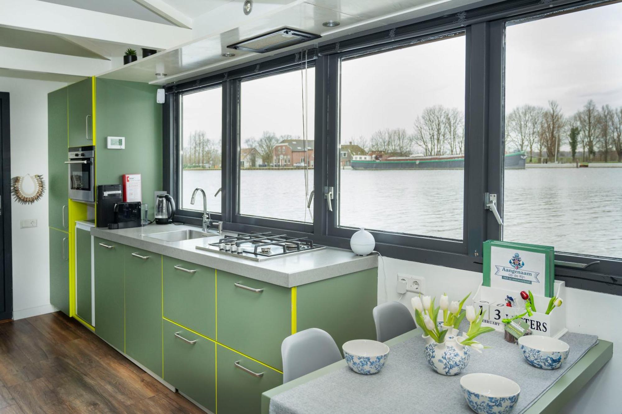Aangenaam Op De Rijn, Woonboot, Inclusief Prive Sauna Алфен-ан-ден-Рейн Экстерьер фото